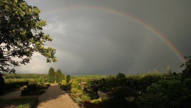 Uedemerbrucher Friedhof mit Regenbogen