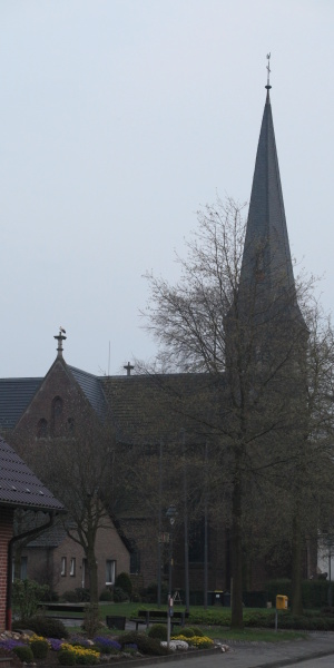 Storch links auf der Kirche